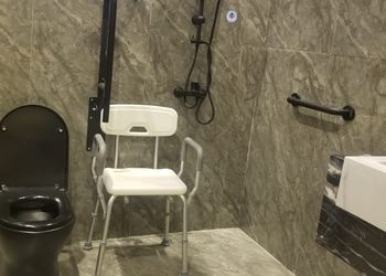 استديو بسرير ماستر وأثاث مريح 