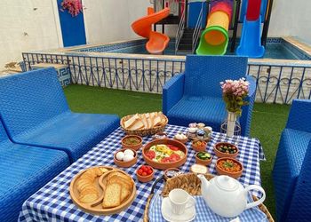 شاليه بجلسة تطل على مسبح خارجي 