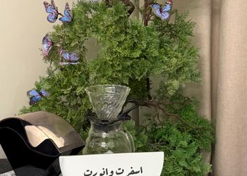 استديو بسرير مريح وأثاث بسيط