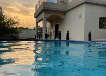 مزرعة بمسبح مطل على الحديقة