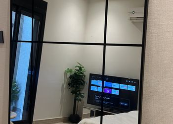 استديو بسرير مريح وتصميم هادئ 