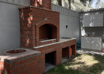 شاليه بجلسة تطل على مسبح خارجي 