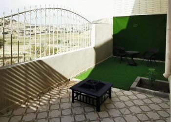 فيلا بألعاب أطفال وجلسة خارجية 