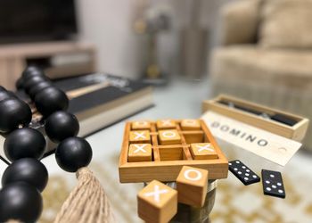 استديو بأثاث مريح وبسيط 