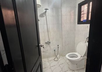 شقة بأثاث مريح وبسيط 