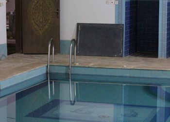 استراحة بمجالس ومسطحات خضراء
