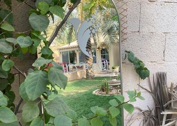 استراحة بمسطح اخضر وجلسة خارجية