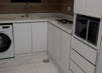 شقة بغرفة معيشة وغرفتين نوم 