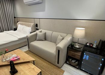 استديو بأثاث مريح وبسيط 