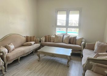 شاليه بجلسة تطل على مسبح خارجي 