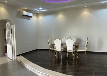 شاليه بمسطح اخضر وجلسة خارجية 