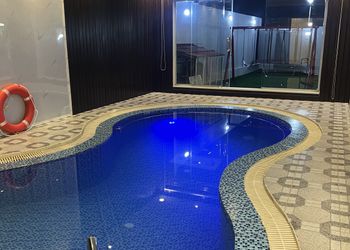  شاليه بمسطح اخضر و مسبح.