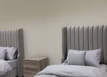 شاليه بمسبح ومسطح اخضر