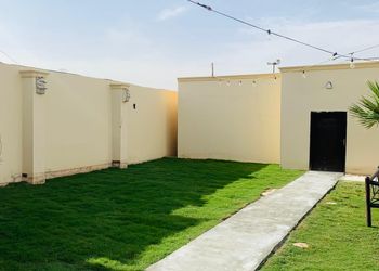 شاليه بمسطح اخضر و جلسة خارجية في الرمال