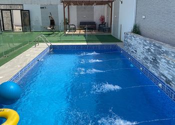 شاليه بمسطح اخضر ومسبح