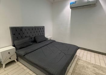 شاليه بمسطح اخضر وجلسة خارجية