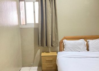 شقة بصالة جلوس وغرفتين نوم 