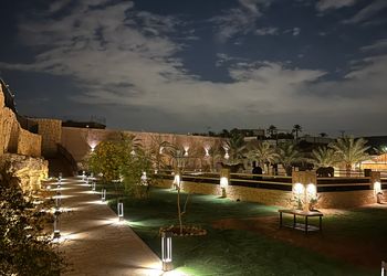 مزرعة بجلسة خارجية واسطبل خيل