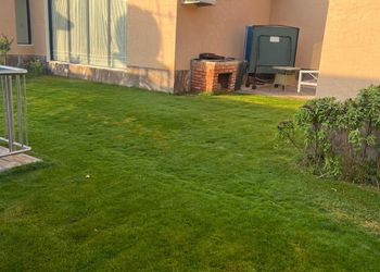 شاليه بمسطح اخضر و مسبح