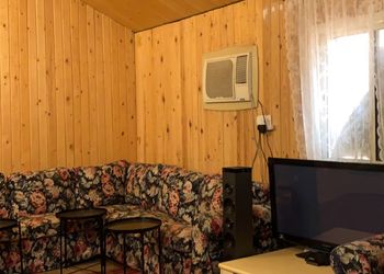 شاليه بجلسة خارجية وألعاب أطفال