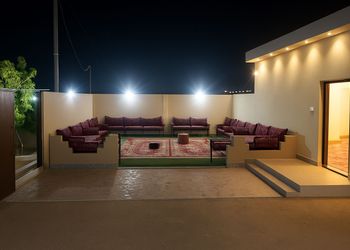 استراحة بمجلس وفناء خارجي 