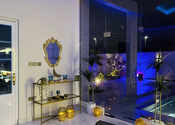 شاليه بصالة مطلة على المسبح 