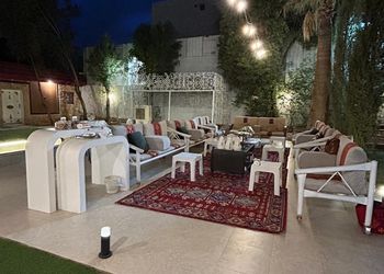 شاليه بمسطح اخضر وجلسة خارجية 