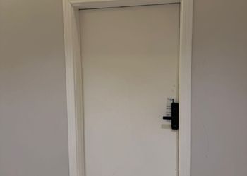استديو بأثاث مريح وبسيط 
