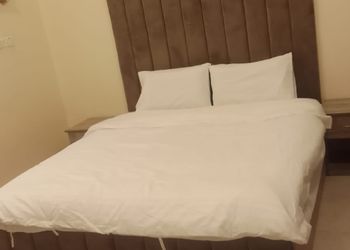 غرفة بأثاث مريح وبسيط 