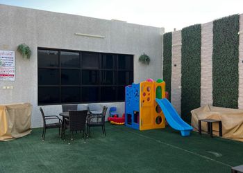 شاليه بمسطح اخضر وجلسة خارجية