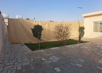 شاليه بجلسة تطل على مسبح خارجي 