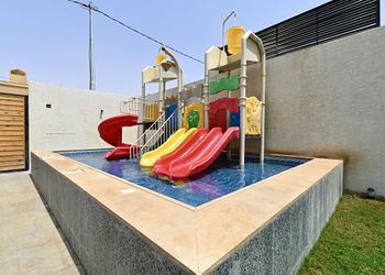 شاليه بمسطح اخضر و العاب مائيه