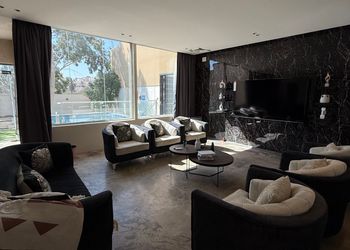شاليه بمسطح اخضر وجلسة خارجية
