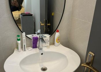استديو بأثاث مريح وبسيط 