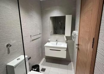 استديو بأثاث مريح وبسيط 