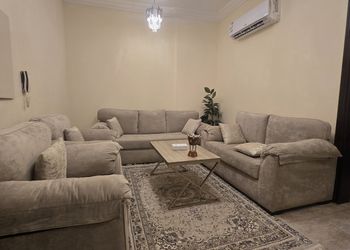 شقة بصالة وثلاث غرف نوم