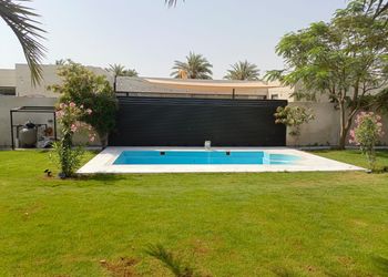 استراحة بمسبح خارجي ومسطح اخضر