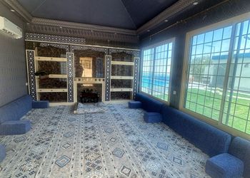 شاليه عائلي انيق بجلسة خارجية