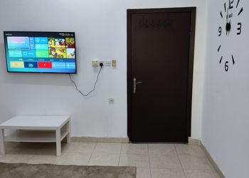 غرفة بسرير ماستر وجلسة جانبية 