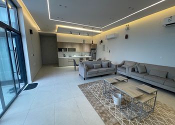 شاليه بمسطح اخضر وجلسة خارجية