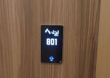 شقة بصالة وثلاث غرف نوم