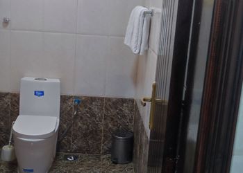 شقة بغرفة نوم وصاله ومطبخ