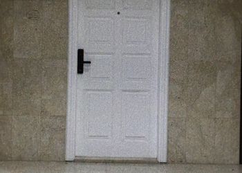 شقة بغرفة معيشة وغرفتين نوم 