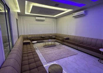 شاليه بجلسة تطل على مسبح خارجي 