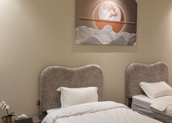 شقة بتصميم أنيق وصالة مريحة 