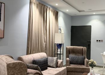 شقة بجلسة خارجية وصالة مريحة 