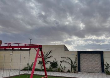 شاليه بمسطح اخضر  ومسبح خارجي