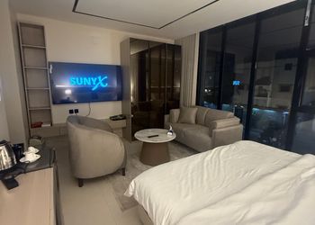 استديو بأثاث مريح وبسيط 
