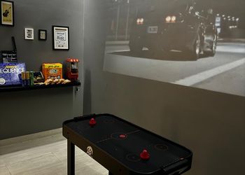 شقة بصالة أنيقة وغرفة سينما 