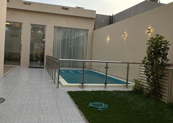 شاليه بجلسة خارجية ومسبح 